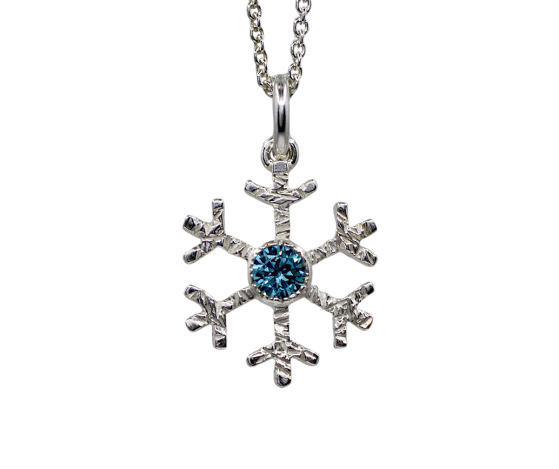 SassiDesign, Lumihiutaleriipus sinisell&auml; kivell&auml;